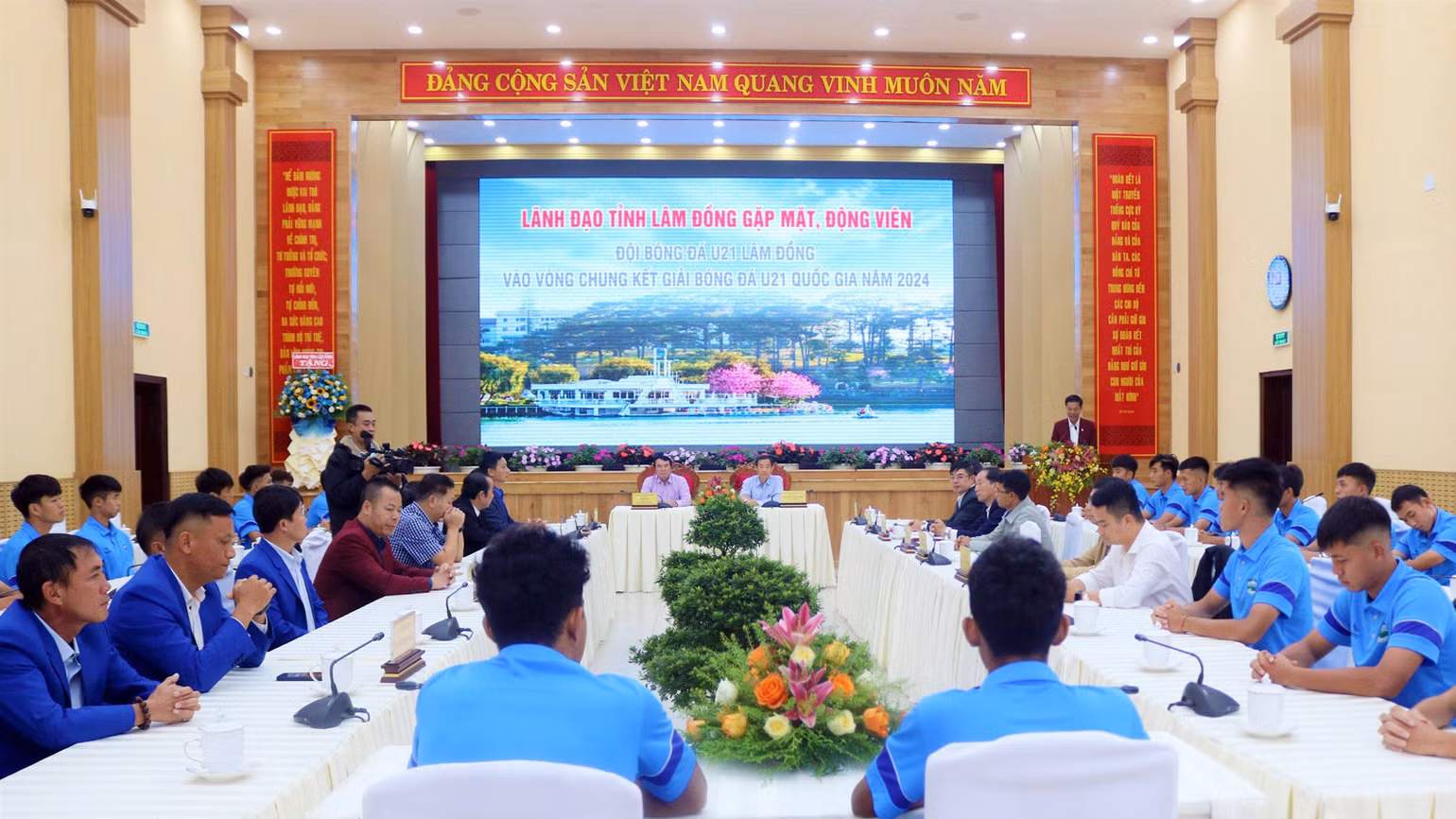 Quang cảnh buổi gặp mặt. Quang cảnh buổi gặp mặt.