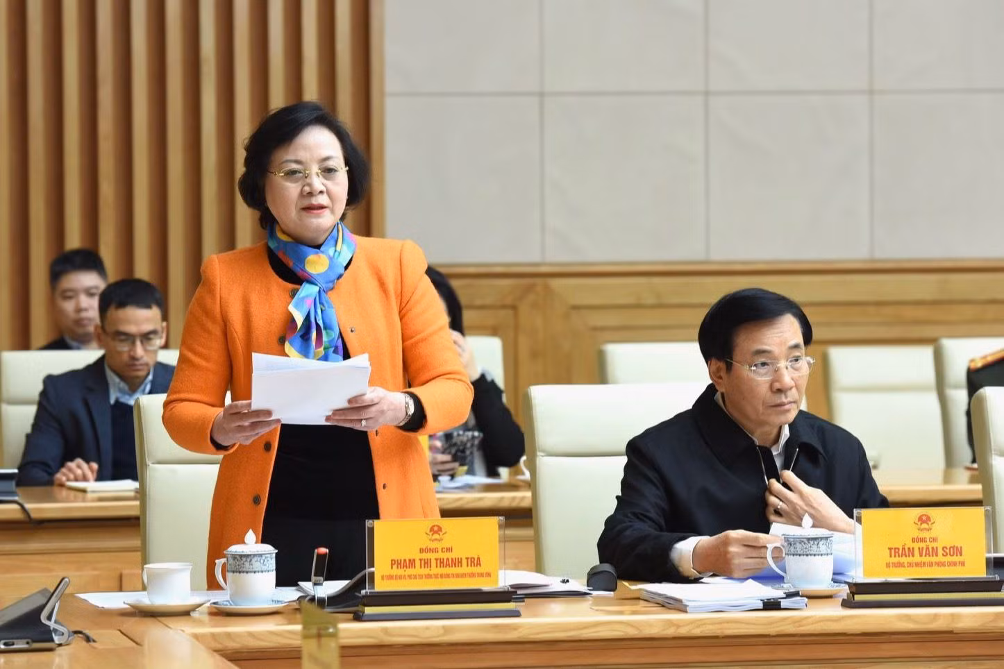 Đồng chí Phạm Thị Thanh Trà trình bày báo cáo kết quả thực hiện nhiệm vụ công tác năm 2023 và phương hướng nhiệm vụ năm 2024 của Hội đồng.