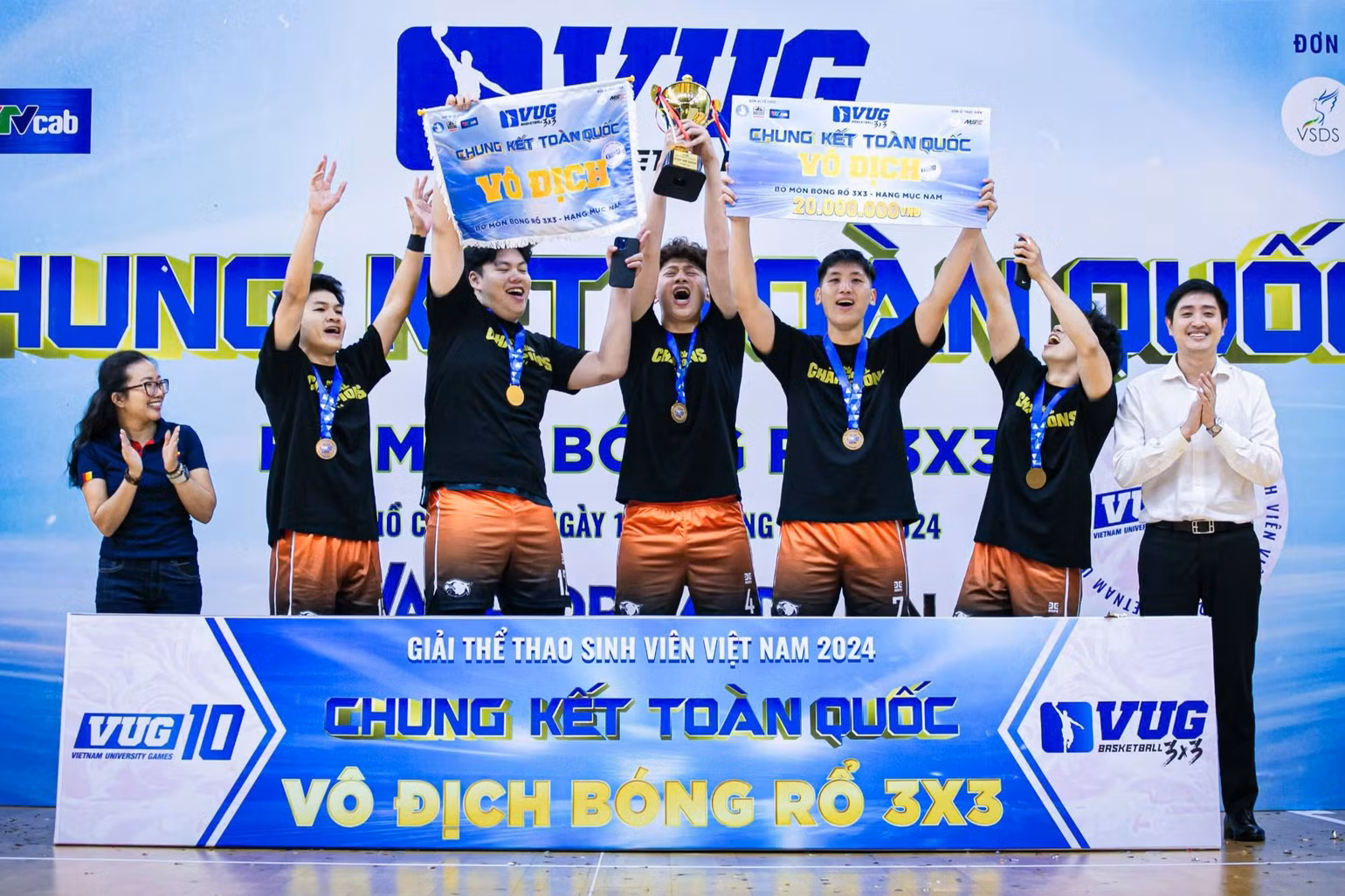 Các thành viên Trường đại học Ngoại Thương bảo vệ thành công ngôi vô địch. Các thành viên Trường đại học Ngoại Thương bảo vệ thành công ngôi vô địch.