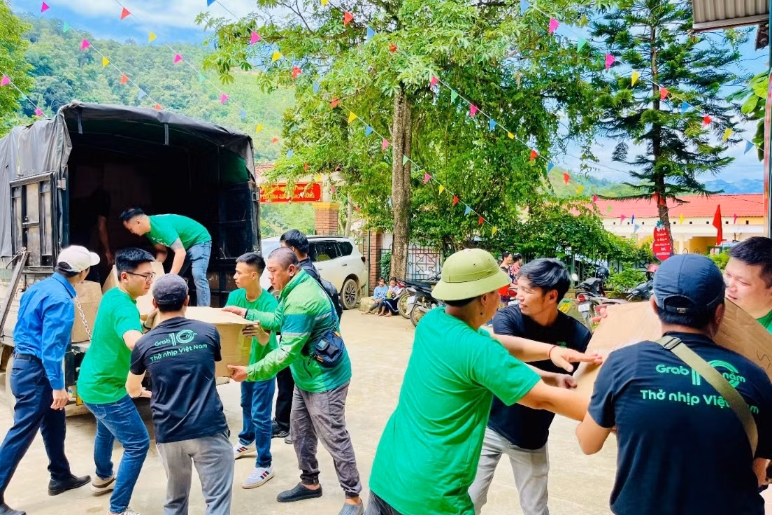 Nhân viên và các đối tác tài xế Grab hỗ trợ vận chuyển các phần quà đến với các em học sinh vùng bão lũ. Nhân viên và các đối tác tài xế Grab hỗ trợ vận chuyển các phần quà đến với các em học sinh vùng bão lũ.