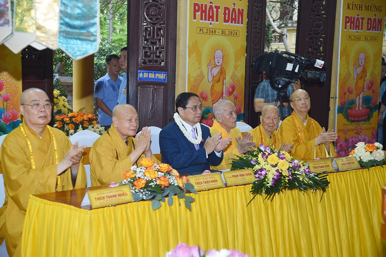 Thủ tướng Phạm Minh Chính và Lãnh đạo Trung ương Giáo hội Phật giáo Việt Nam tham dự Đại lễ Phật đản. Thủ tướng Phạm Minh Chính và Lãnh đạo Trung ương Giáo hội Phật giáo Việt Nam tham dự Đại lễ Phật đản.