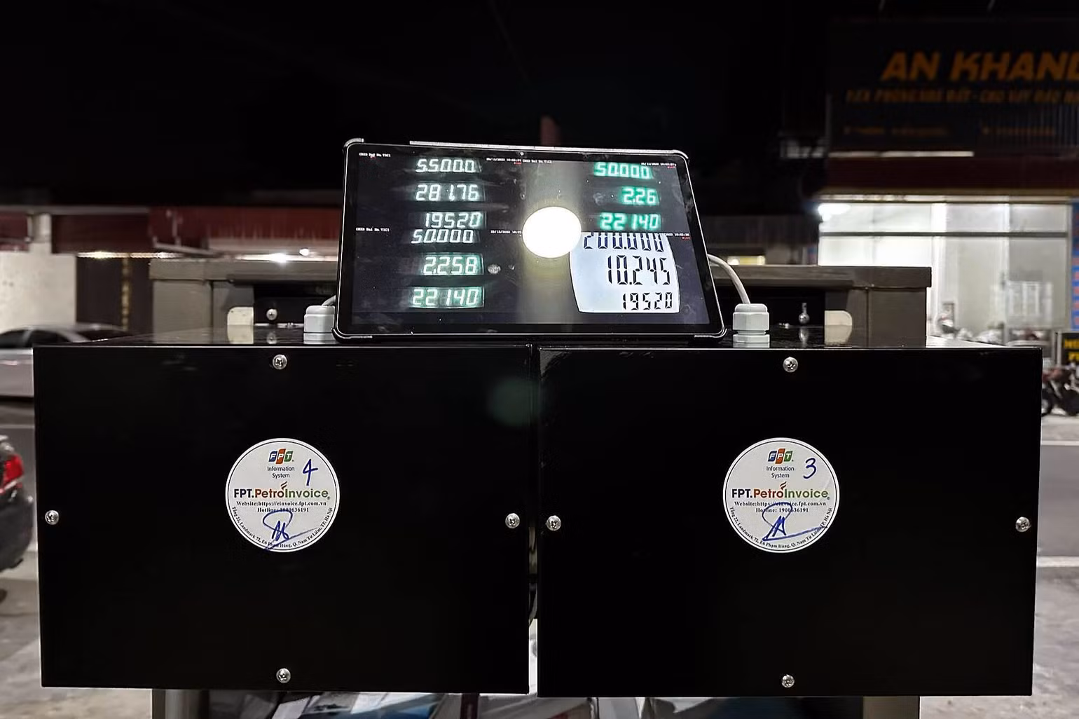 Giải pháp FPT.PetroInvoice AI ứng dụng camera (niêm phong) đọc số tiền tại màn hình điện tử trụ bơm ngay khi bán xăng để xuất hóa đơn theo từng lần bán. Giải pháp FPT.PetroInvoice AI ứng dụng camera (niêm phong) đọc số tiền tại màn hình điện tử trụ bơm ngay khi bán xăng để xuất hóa đơn theo từng lần bán.