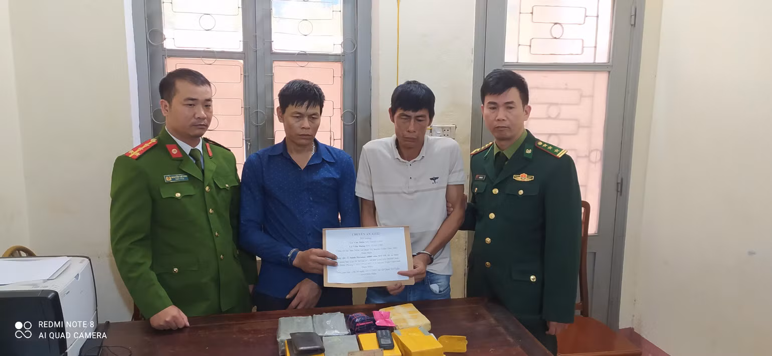 Hai đối tượng Lò Văn Diên và Lò Văn Hưng bị bắt giữ cùng tang vật chuyên án A1122.