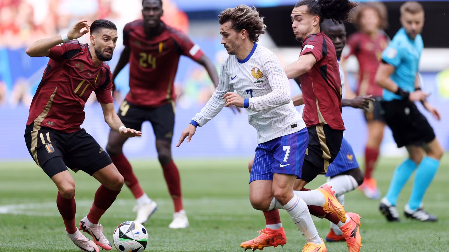 Các cầu thủ Bỉ vây sát Antoine Griezmann. (Ảnh: UEFA)