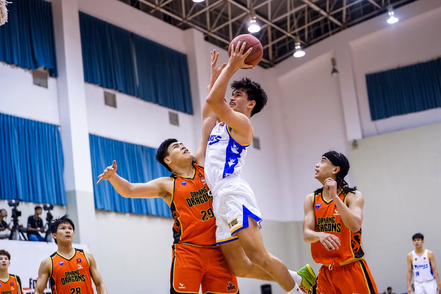 Tim De Kok dứt điểm trước tay chắn của Trần Minh Hiếu. (Ảnh: VBA) Tim De Kok dứt điểm trước tay chắn của Trần Minh Hiếu. (Ảnh: VBA)