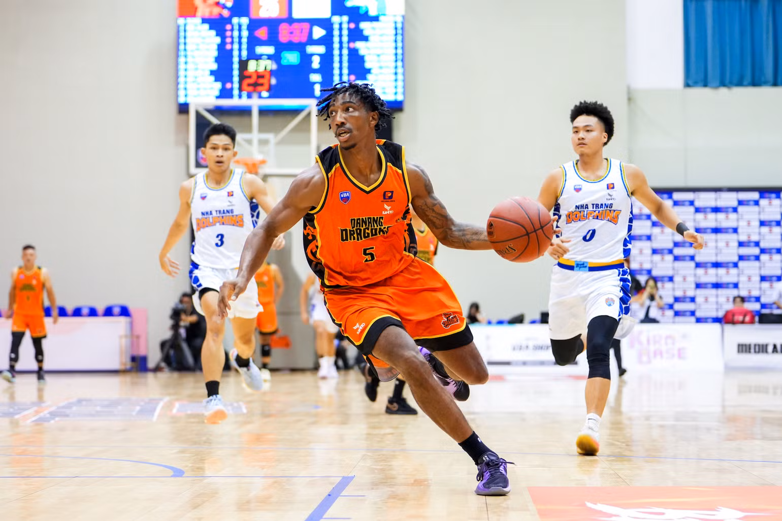 Marquis Davison sắm vai mũi nhọn phản công của Danang Dragons. (Ảnh: VBA)