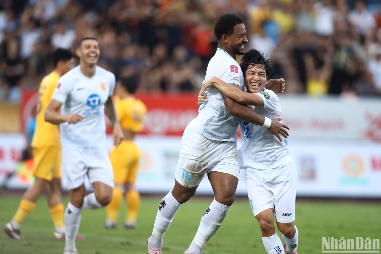 Rafaelson nâng tỷ số lên 3-1 cho Thép Xanh Nam Định. (Ảnh: SƠN TÙNG)
