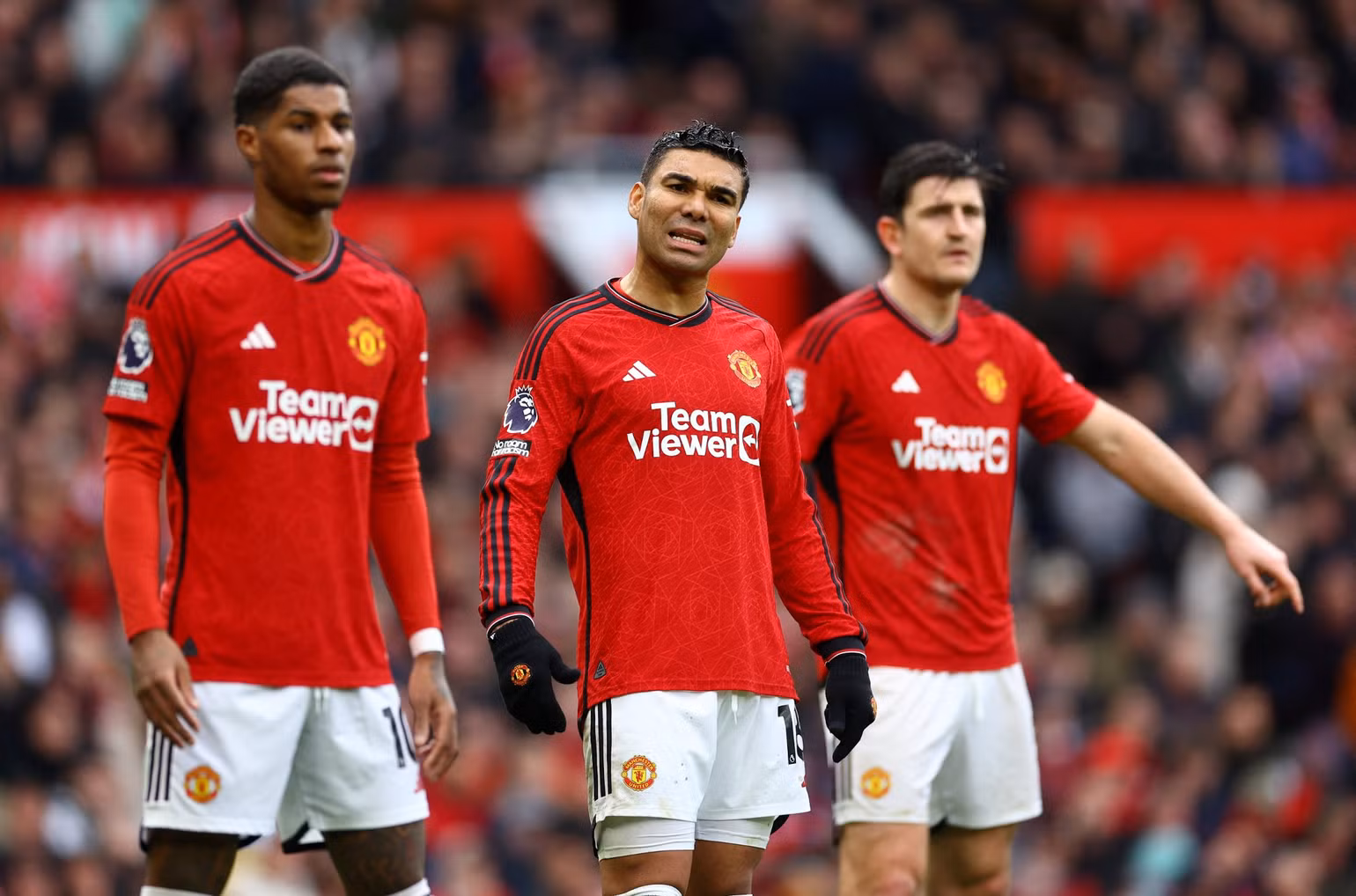 Cặp trung vệ Casemiro (giữa) và Maguire (phải) là hậu quả của “cơn bão” chấn thương. (Ảnh: Reuters)