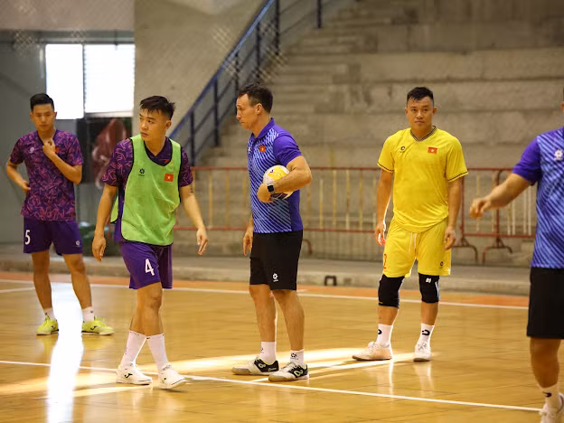 Huấn luyện viên Diego Raul hướng dẫn tập các bài tấn công. (Ảnh: VFF) Huấn luyện viên Diego Raul hướng dẫn tập các bài tấn công. (Ảnh: VFF)
