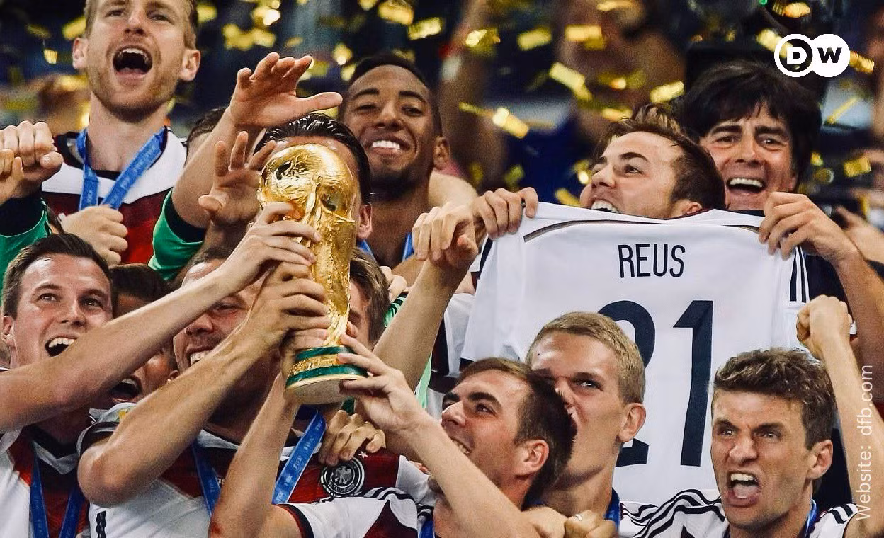 Đội tuyển Đức ăn mừng cùng chiếc áo 21 của Marco Reus khi vô địch World Cup. (Ảnh: DFB) Đội tuyển Đức ăn mừng cùng chiếc áo 21 của Marco Reus khi vô địch World Cup. (Ảnh: DFB)