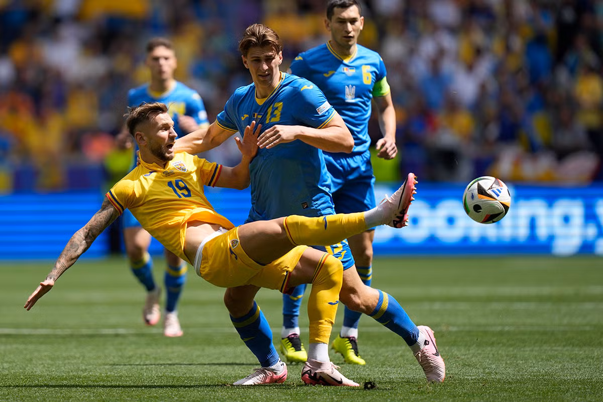 Các cầu thủ Romania đã phòng ngự chặt chẽ trước Ukraine. (Ảnh: ESPN)