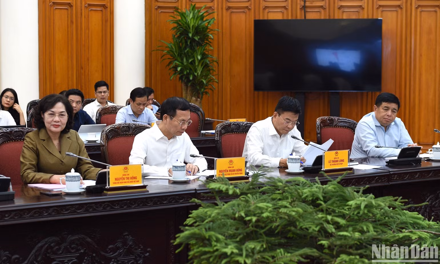 Đại diện lãnh đạo các bộ, ban, ngành tham dự cuộc họp. Đại diện lãnh đạo các bộ, ban, ngành tham dự cuộc họp.