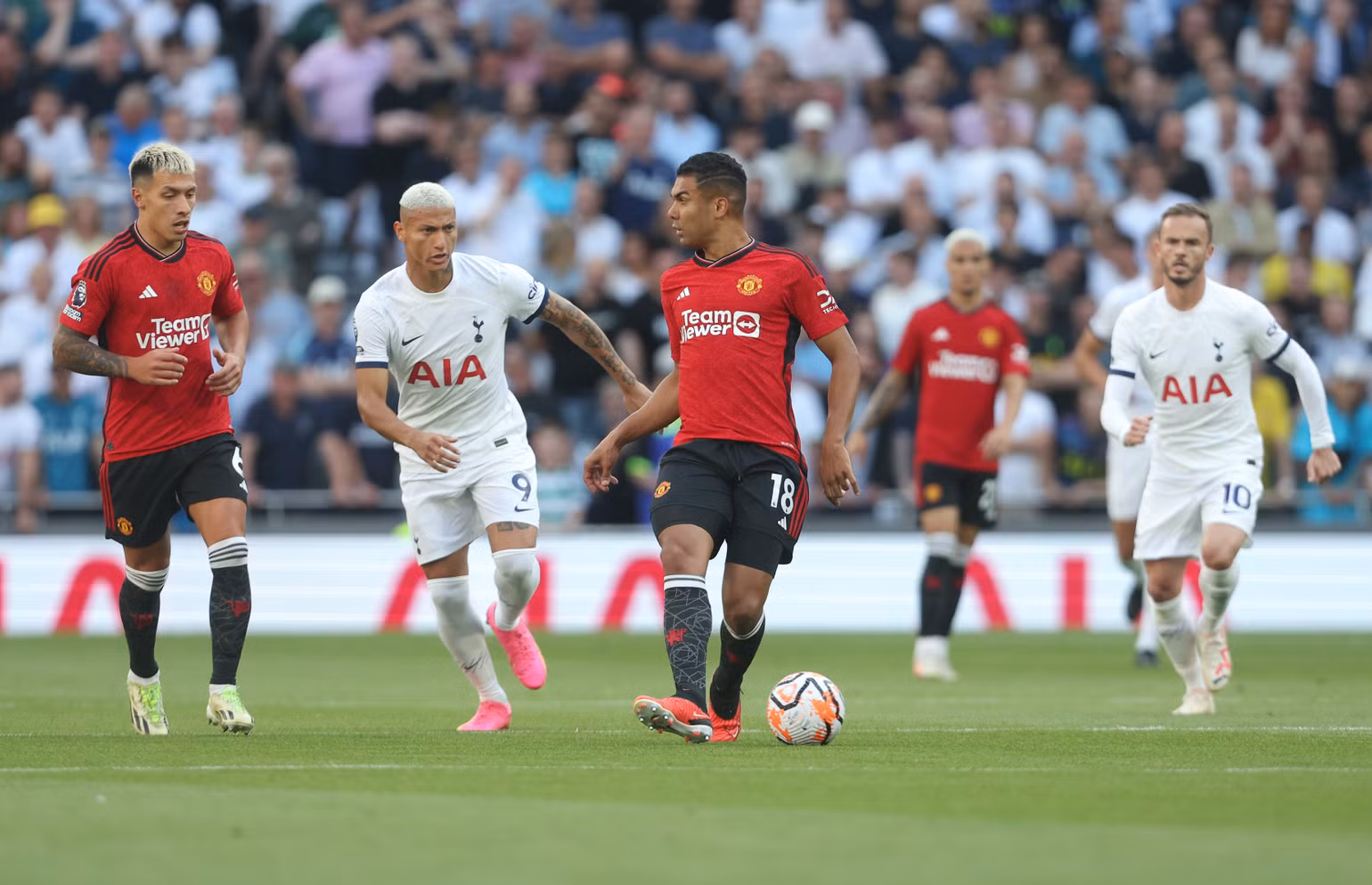 Casemiro trở lại đúng lúc. (Ảnh: The Sun)