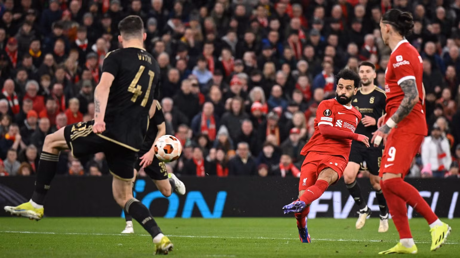 Salah tiếp tục sắm vai mũi nhọn trên hàng công Liverpool. (Ảnh: Goal.com)