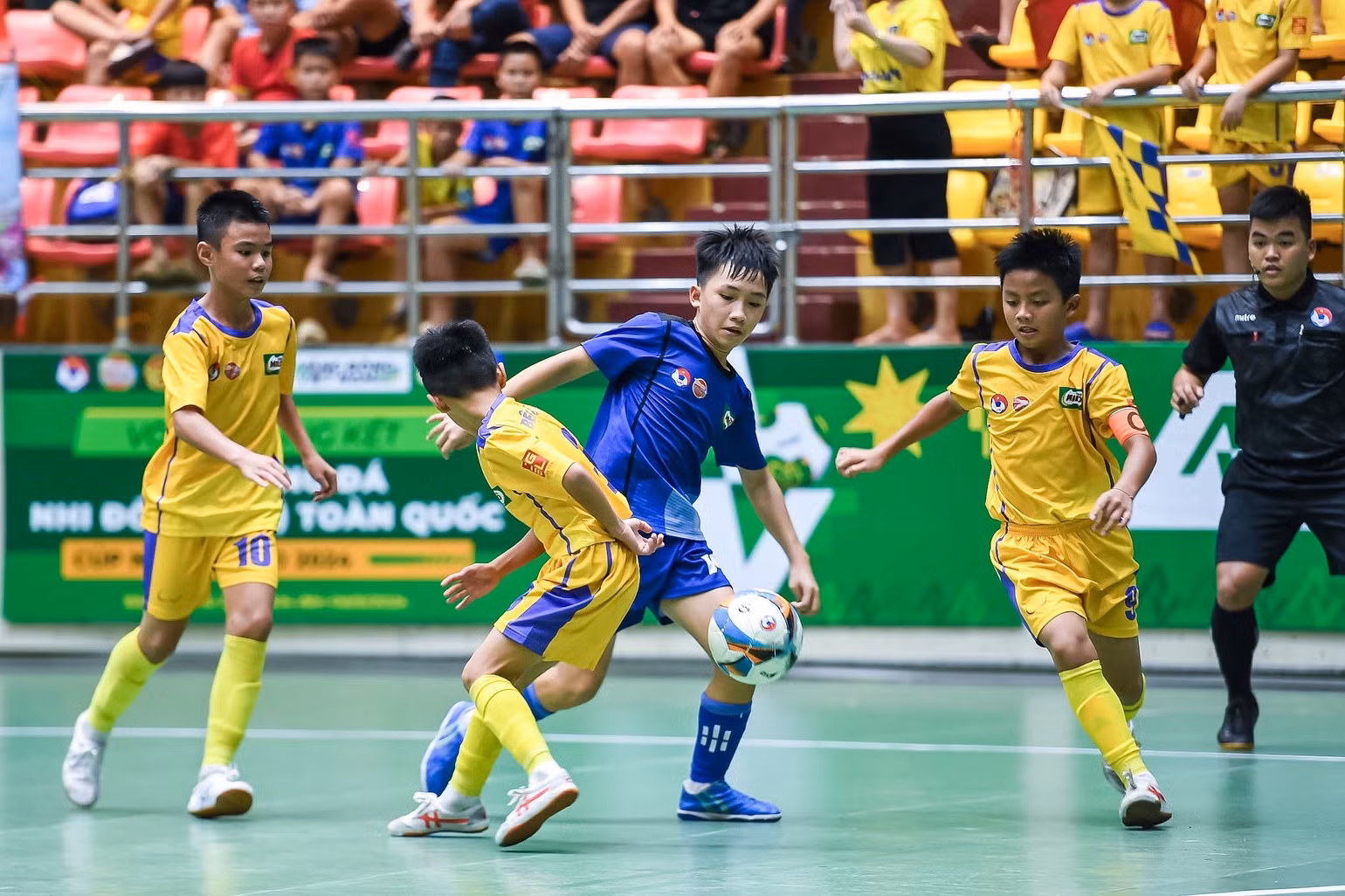 U11 Sông Lam Nghệ An (áo vàng) giành chiến thắng trước U11 Thái Nguyên dù bị dẫn trước 1 bàn.