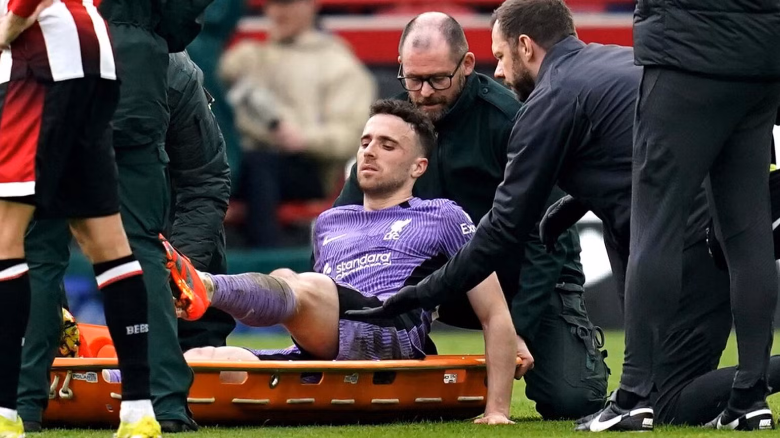 Jota rời sân bằng cáng trong trận gặp Brentford. (Ảnh: Sky Sports)