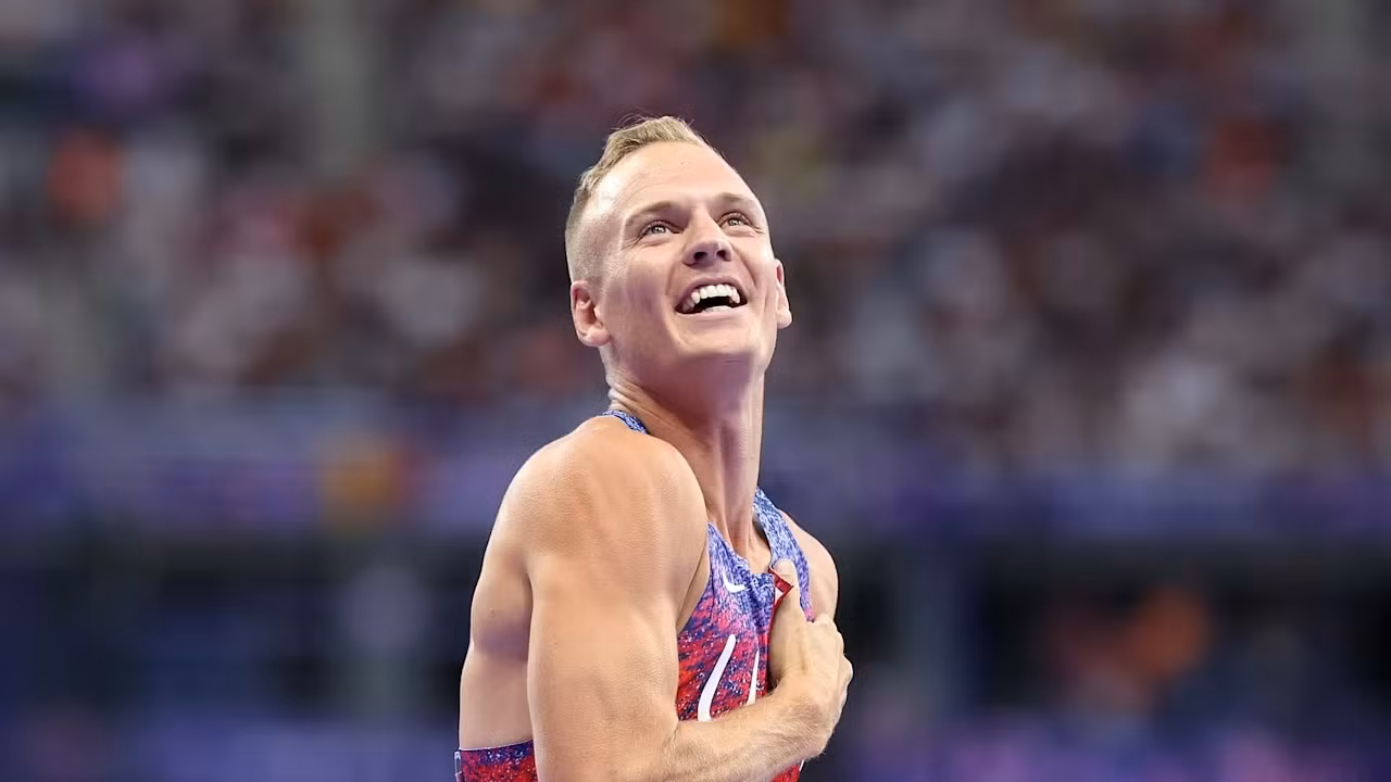 Sam Kendricks hạnh phúc với cú nhảy sào của bản thân. (Ảnh: The Sun) Sam Kendricks hạnh phúc với cú nhảy sào của bản thân. (Ảnh: The Sun)
