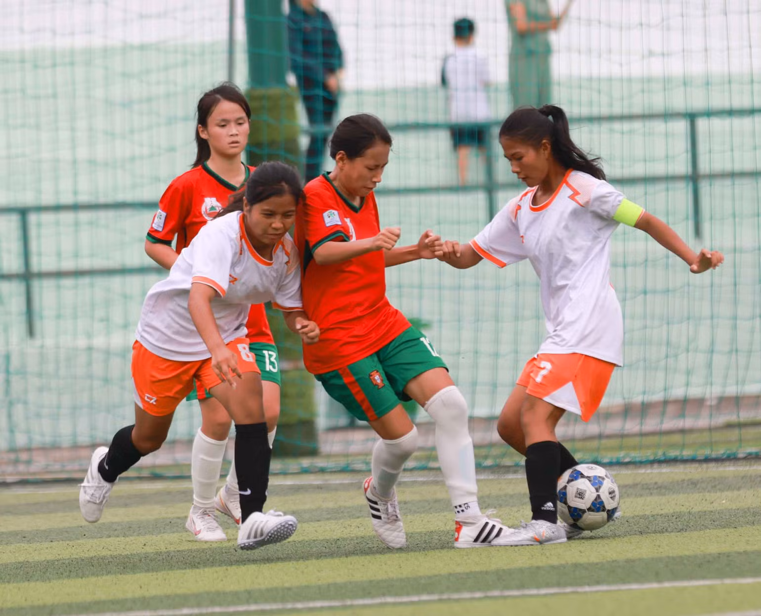 Các đội bóng đá nữ tranh tài quyết liệt. Các đội bóng đá nữ tranh tài quyết liệt.