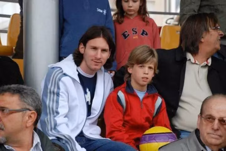 Dani Olmo khi còn luyện tập ở lò La Masia và bức ảnh chụp cùng Messi. (Ảnh: Getty)