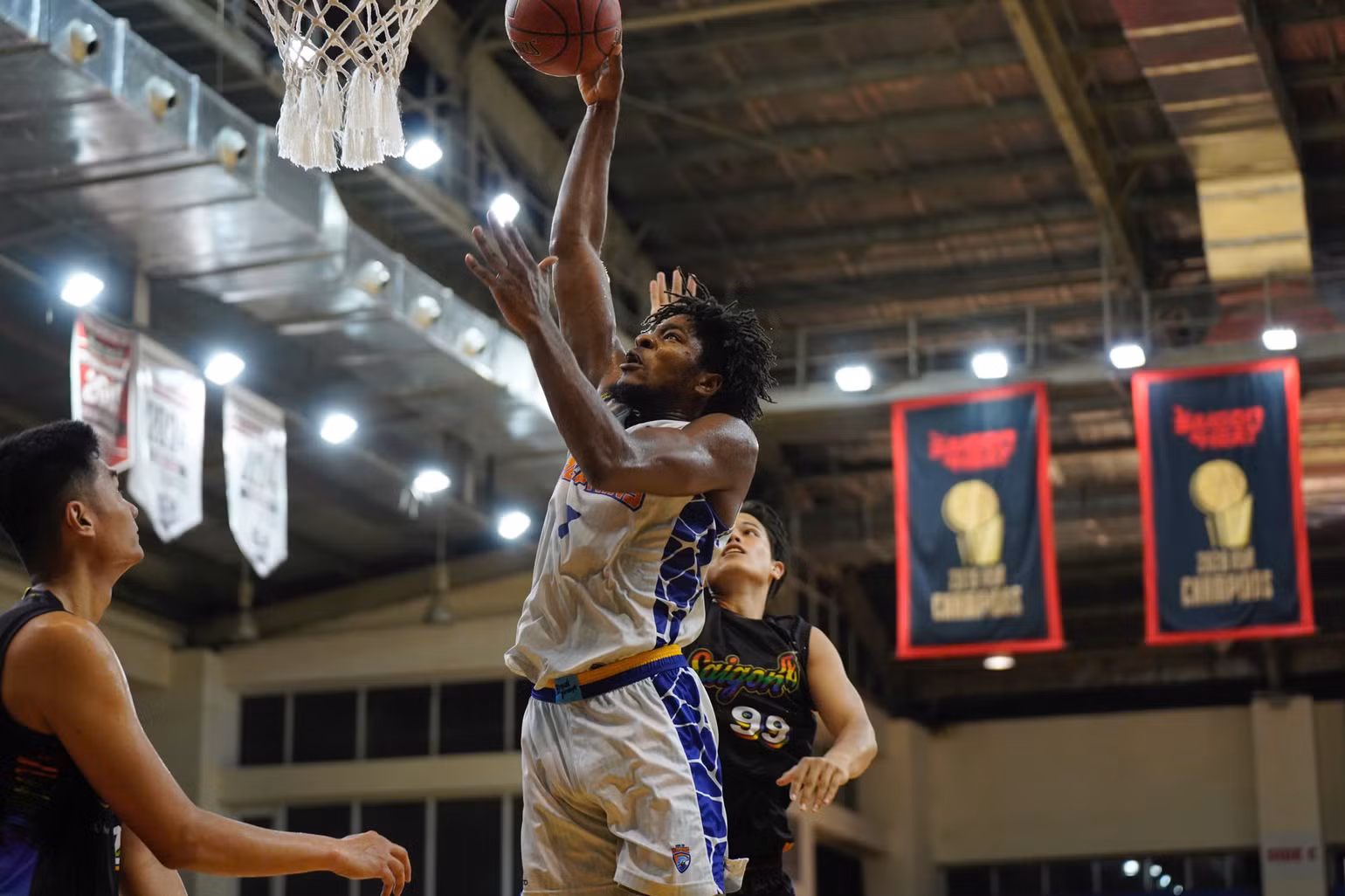 Mykal Jenkins khuấy đảo khu vực cận rổ của Saigon Heat. (Ảnh: VBA) Mykal Jenkins khuấy đảo khu vực cận rổ của Saigon Heat. (Ảnh: VBA)