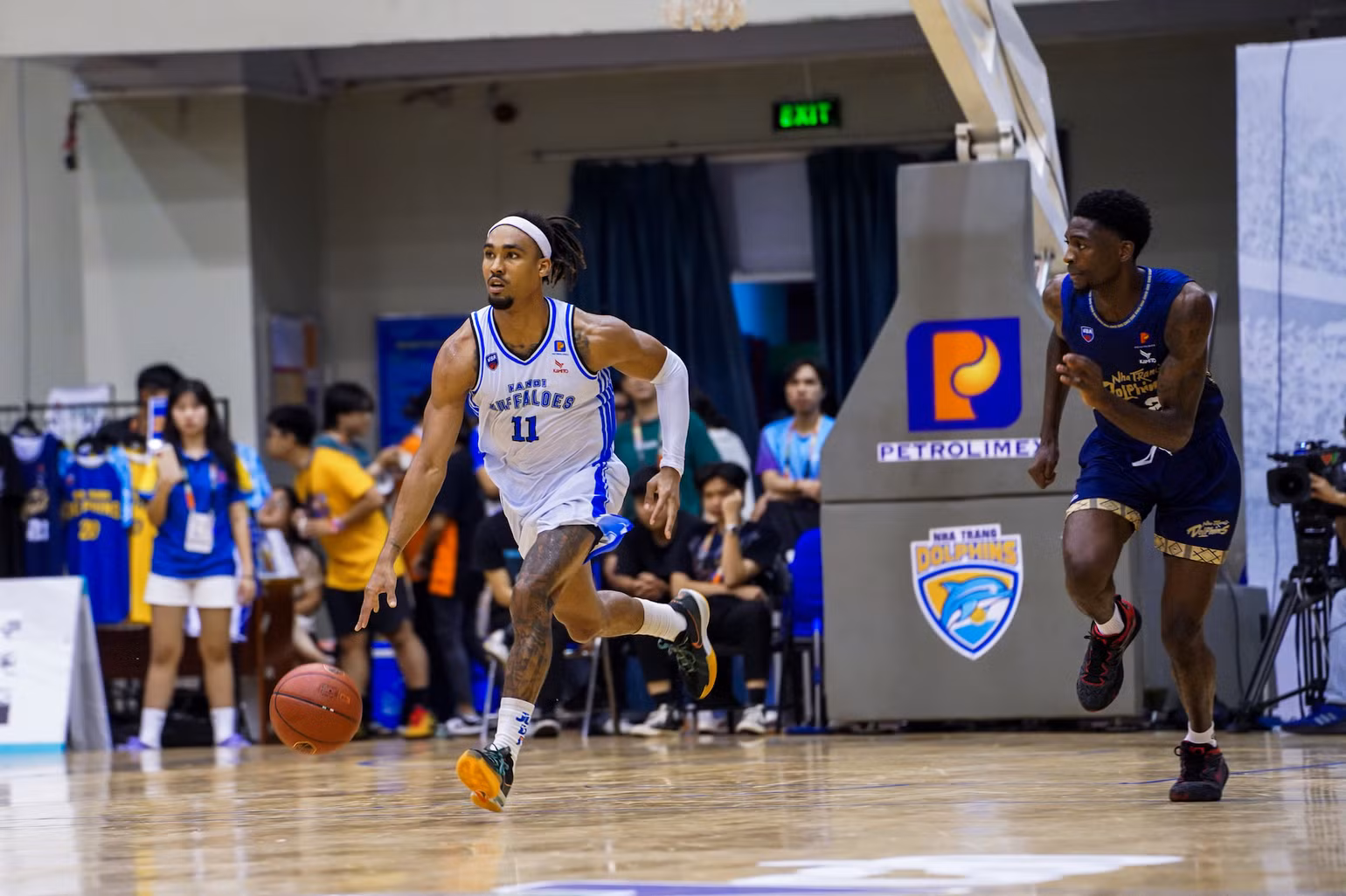 Devin Peterson (áo trắng) giúp Hanoi Buffaloes bám đuổi. (Ảnh: VBA)