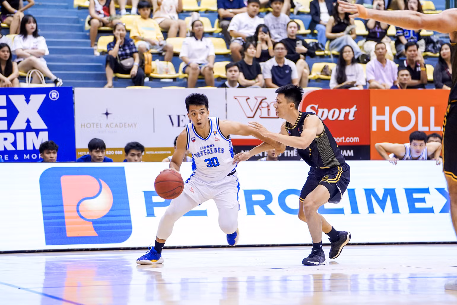 Nguyễn Huy Hoàng nỗ lực giúp Hanoi Buffaloes bám đuổi. (Ảnh: VBA) Nguyễn Huy Hoàng nỗ lực giúp Hanoi Buffaloes bám đuổi. (Ảnh: VBA)