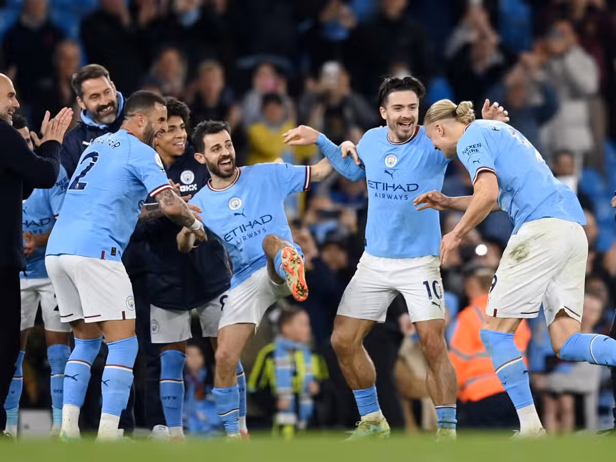 Manchester City chỉ còn cách lịch sử của bóng đá Anh một trận thắng. Manchester City chỉ còn cách lịch sử của bóng đá Anh một trận thắng.