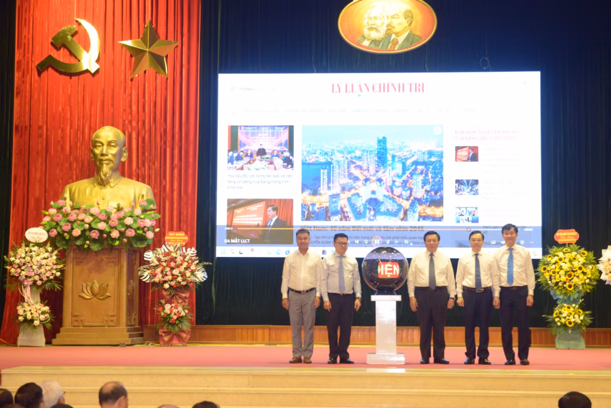 Các đại biểu tại Lễ ra mắt giao diện mới Tạp chí điện tử Lý luận chính trị của Học viện Chính trị quốc gia Hồ Chí Minh. Các đại biểu tại Lễ ra mắt giao diện mới Tạp chí điện tử Lý luận chính trị của Học viện Chính trị quốc gia Hồ Chí Minh.