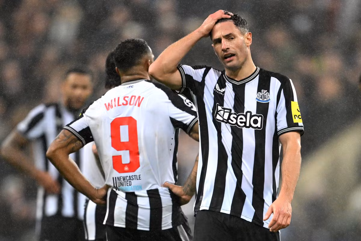 Newcastle đang chìm sâu trong khủng hoảng. (Ảnh: Getty)