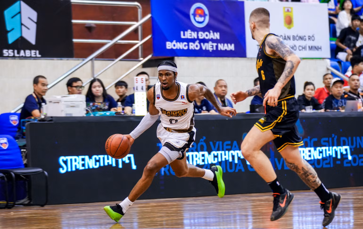 Elijah Weaver tỏa sáng giúp Saigon chạm một tay vào cúp vô địch. (Ảnh: VBA) Elijah Weaver tỏa sáng giúp Saigon chạm một tay vào cúp vô địch. (Ảnh: VBA)