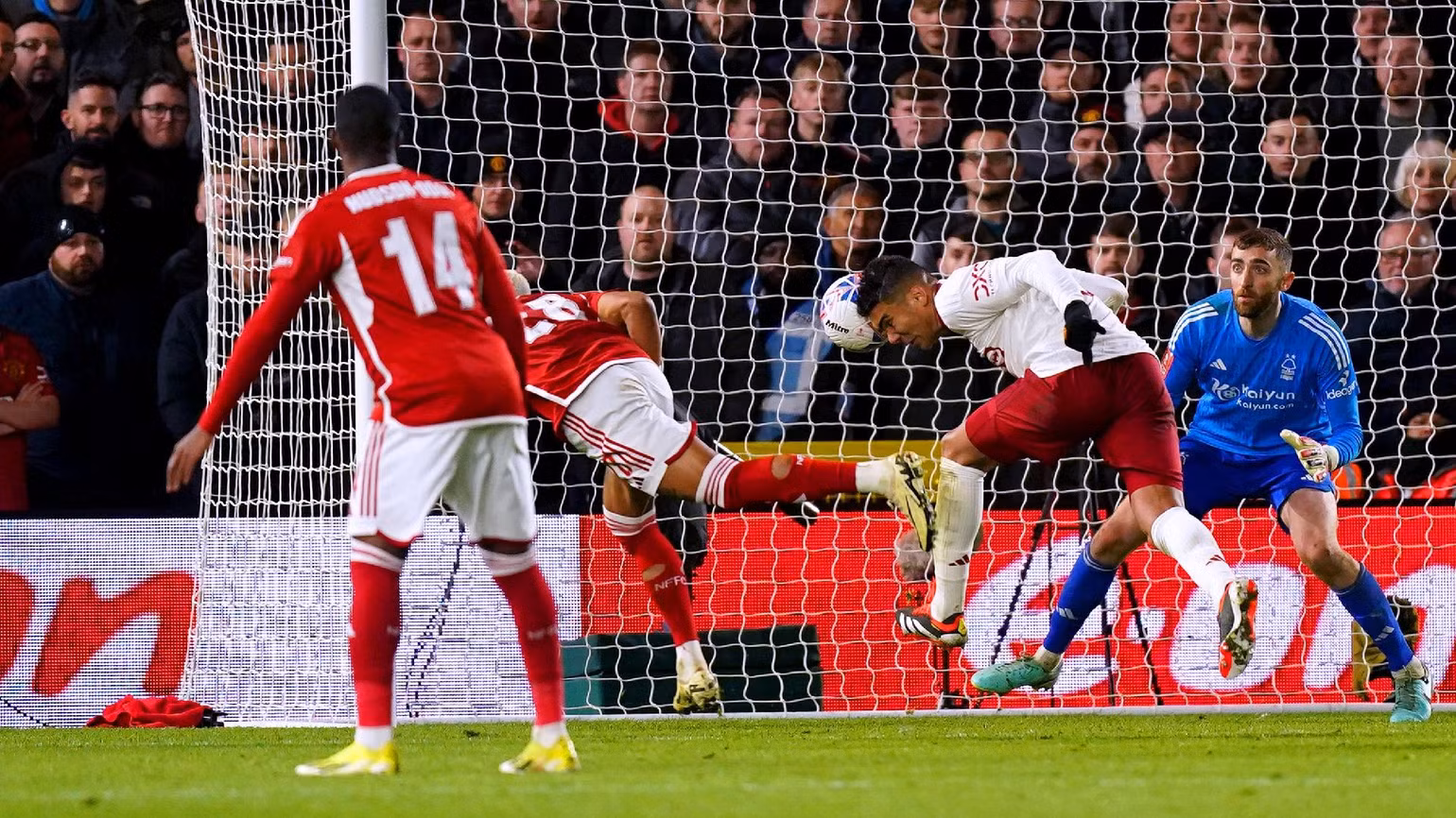 Casemiro đánh đầu ghi bàn ấn định thắng lợi 1-0 trước Nottingham. (Ảnh: The Athletic) Casemiro đánh đầu ghi bàn ấn định thắng lợi 1-0 trước Nottingham. (Ảnh: The Athletic)
