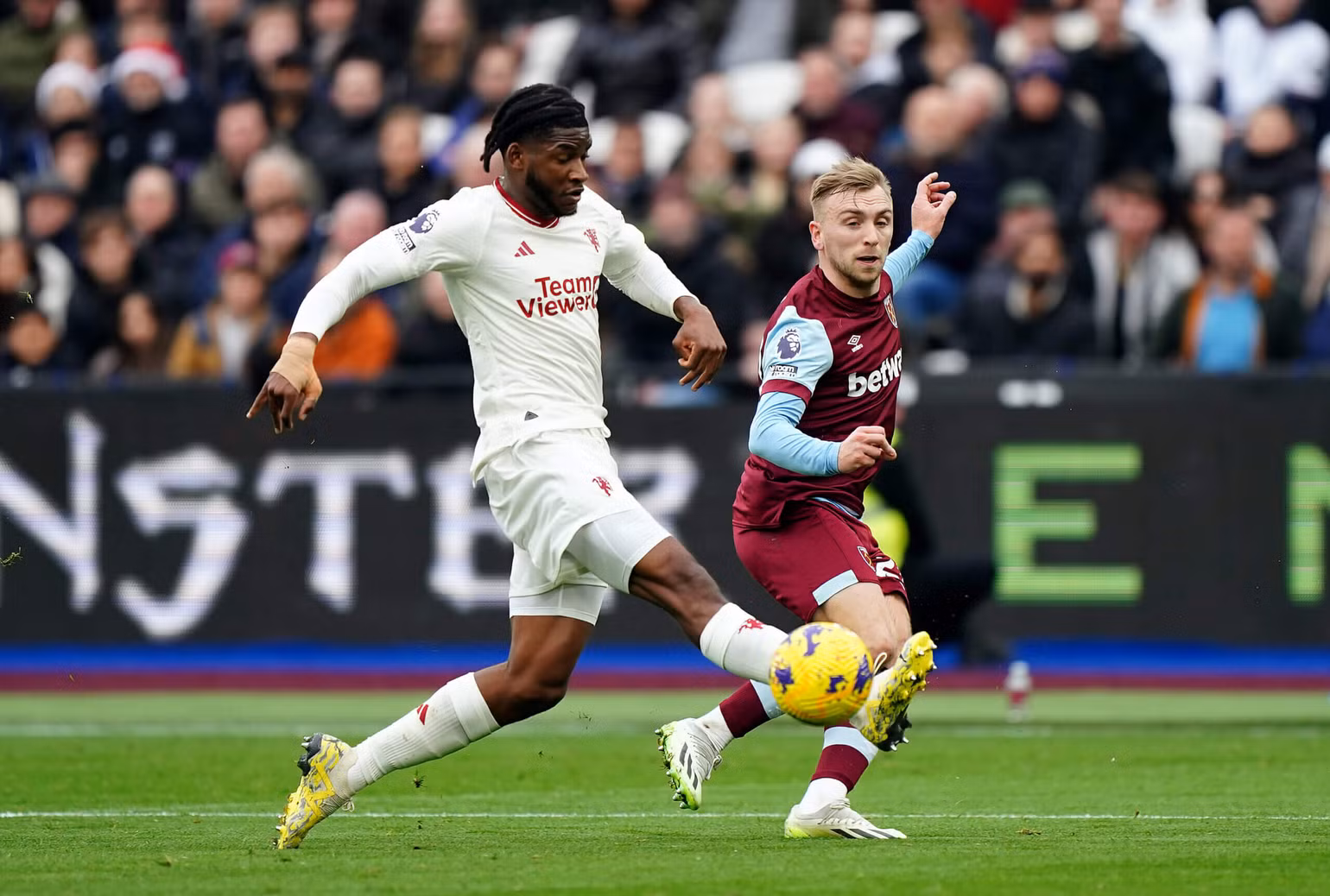 Kambwala là nhân tố dự bị đáng tin cậy của Man United. (Ảnh: Gettys) Kambwala là nhân tố dự bị đáng tin cậy của Man United. (Ảnh: Gettys)