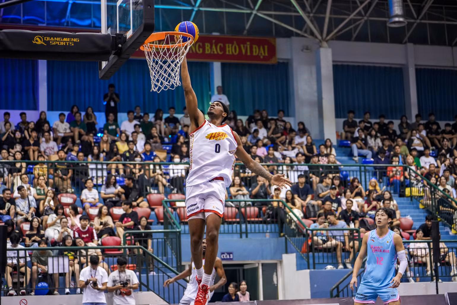 Ngoại binh Elijah Weaver (Saigon Heat.EXE) lên rổ. Ngoại binh Elijah Weaver (Saigon Heat.EXE) lên rổ.