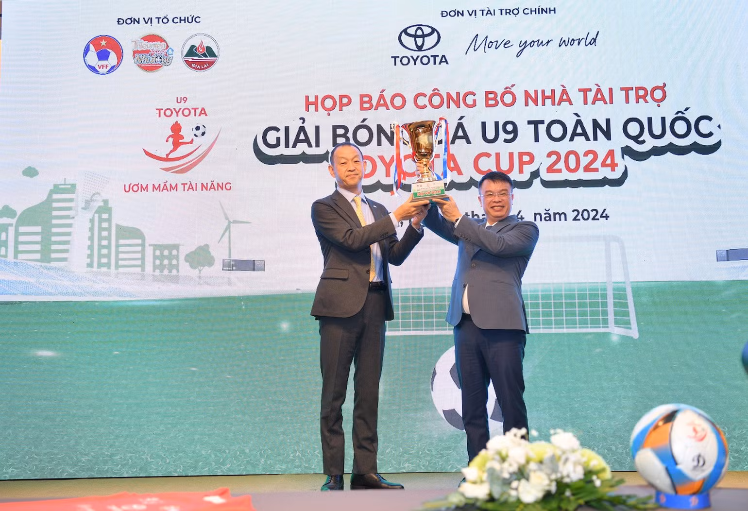 Đại diện Ban tổ chức cùng chiếc Cúp vô địch giải đấu U9 toàn quốc Toyota Cup 2024. Đại diện Ban tổ chức cùng chiếc Cúp vô địch giải đấu U9 toàn quốc Toyota Cup 2024.