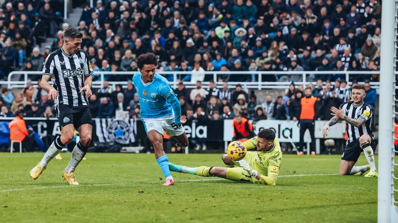 Oscar Bobb ghi bàn trong sự bất lực của cầu thủ Newcastle. (Ảnh: Mancity.com)