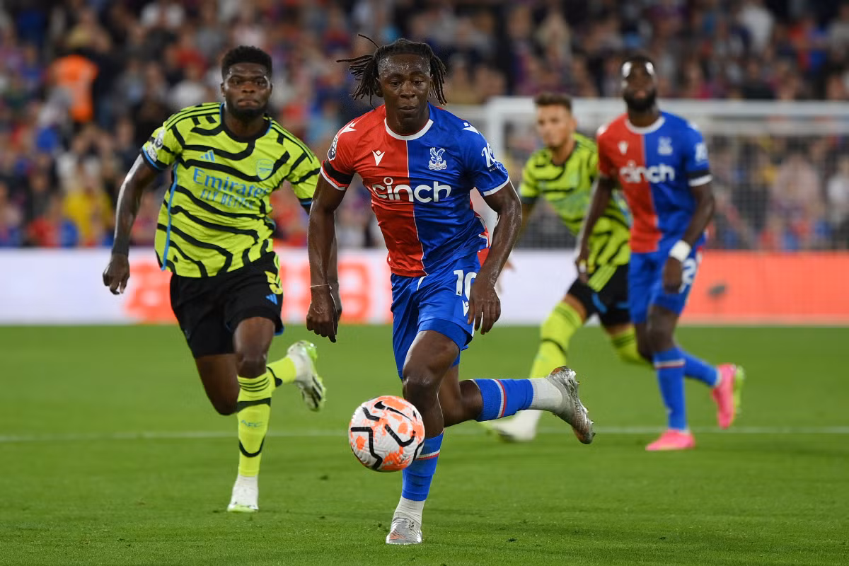 Eberechi Eze (giữa) đứng trước cơ hội cán mốc 100 trận cho Crystal Palace. (Ảnh: Esteemed Kompany) Eberechi Eze (giữa) đứng trước cơ hội cán mốc 100 trận cho Crystal Palace. (Ảnh: Esteemed Kompany)