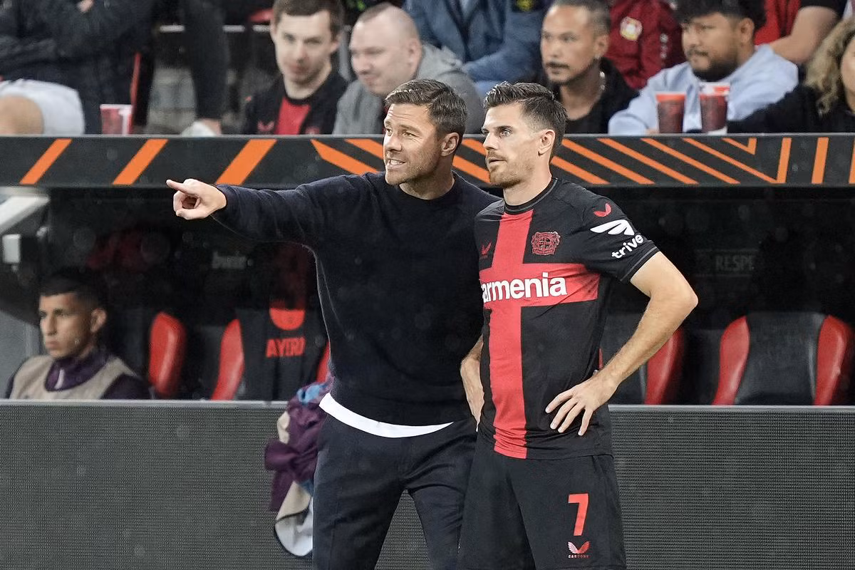 Huấn luyện viên Xabi Alonso giúp Leverkusen hồi sinh mạnh mẽ. (Ảnh: Sportstar)