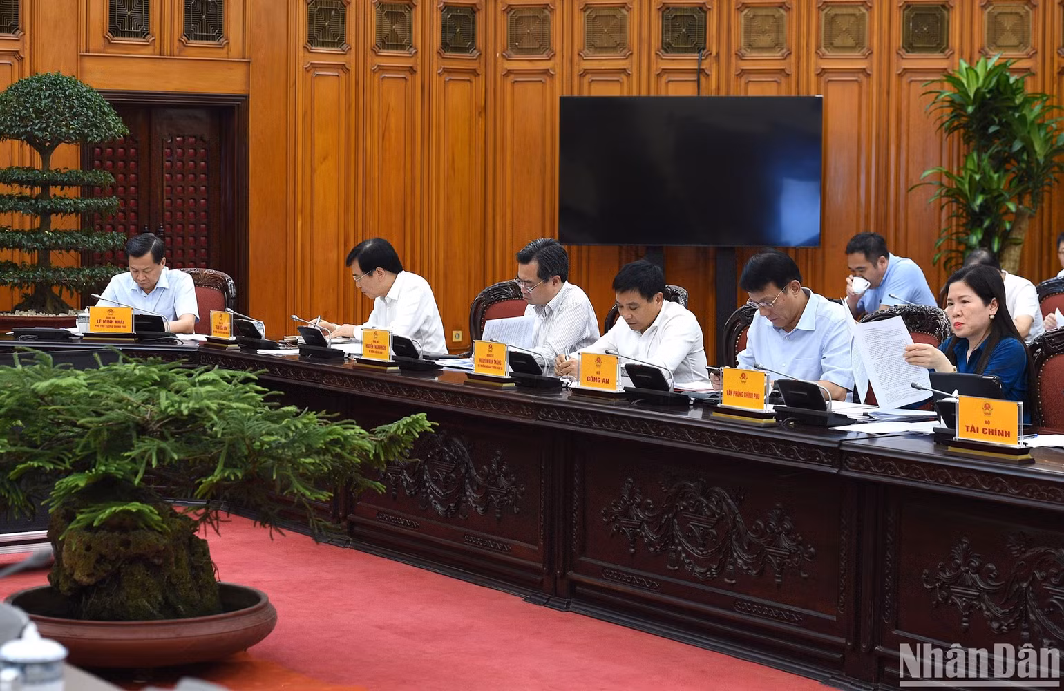 Phó thủ tướng Lê Minh Khái và đại diện lãnh đạo các bộ, ban, ngành tham dự cuộc họp. Phó thủ tướng Lê Minh Khái và đại diện lãnh đạo các bộ, ban, ngành tham dự cuộc họp.