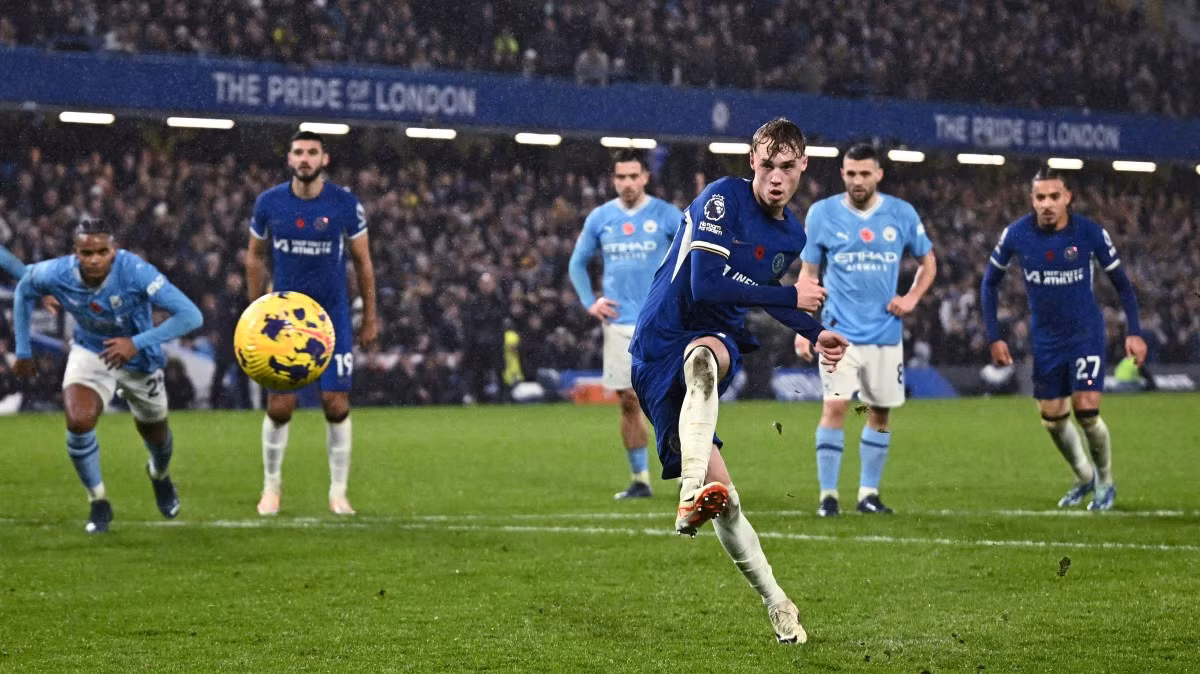 Palmer ghi bàn vào lưới Man City trên chấm 11m. (Ảnh: The Times) Palmer ghi bàn vào lưới Man City trên chấm 11m. (Ảnh: The Times)