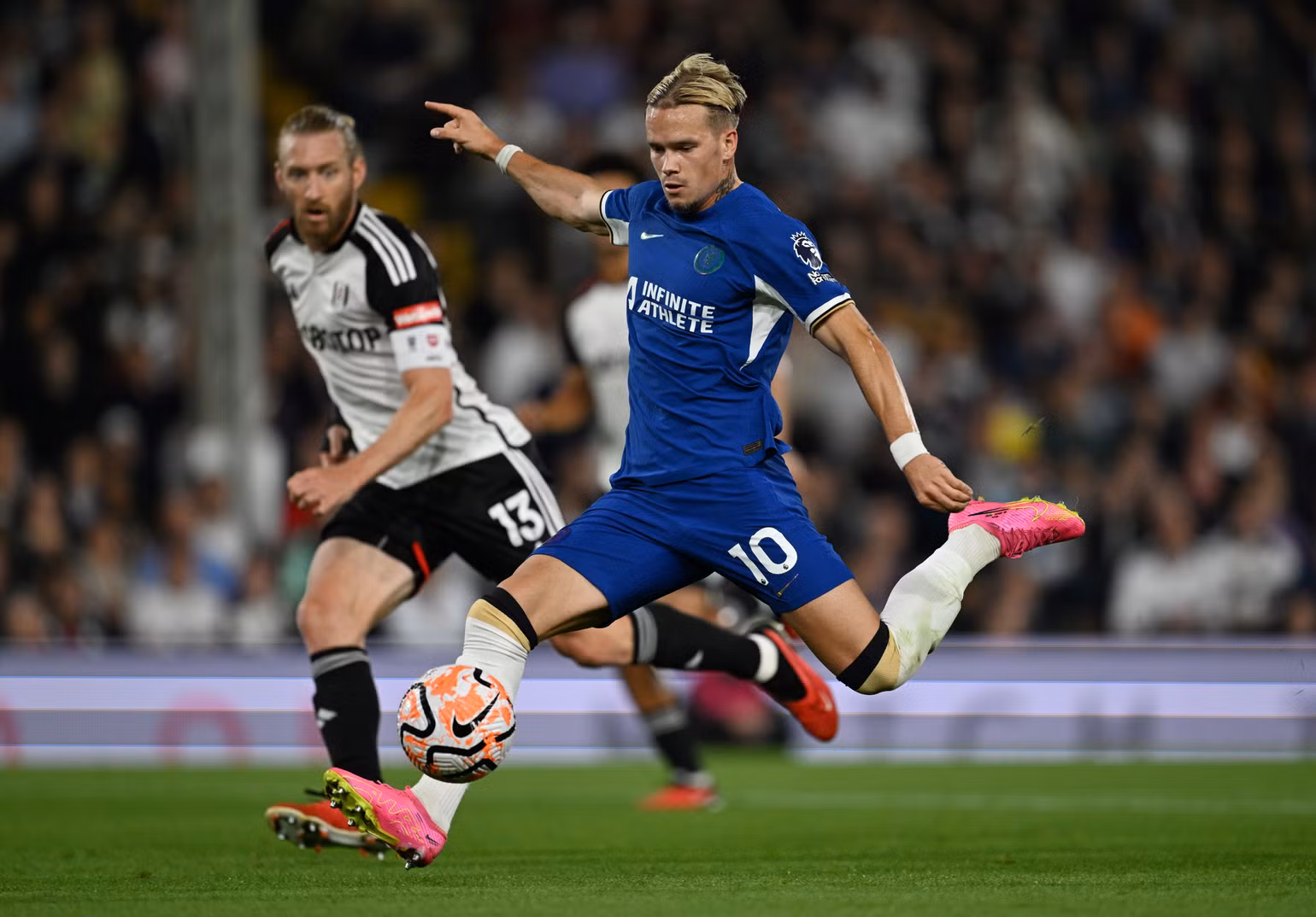 Mudryk dần tìm lại phong độ trong màu áo Chelsea. (Ảnh: The Sun)