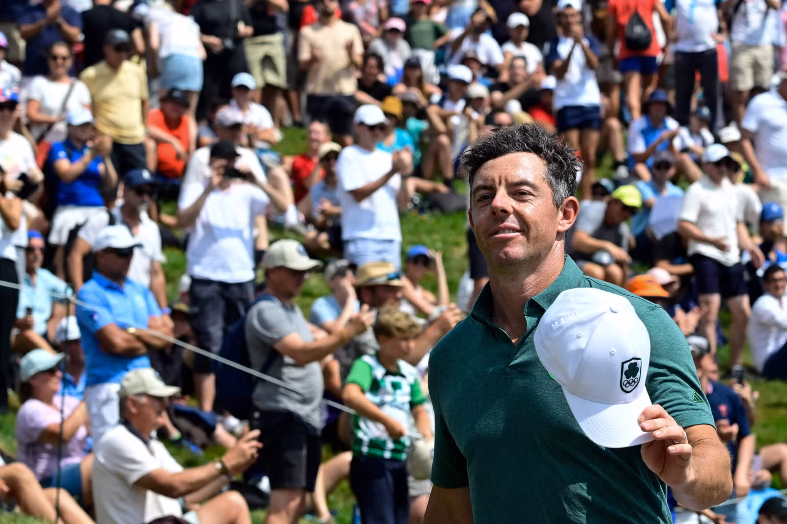 Rory McIlroy bước đi trong tiếng reo hò của hàng chục nghìn người hâm mộ tại Paris. (Ảnh: Getty) Rory McIlroy bước đi trong tiếng reo hò của hàng chục nghìn người hâm mộ tại Paris. (Ảnh: Getty)