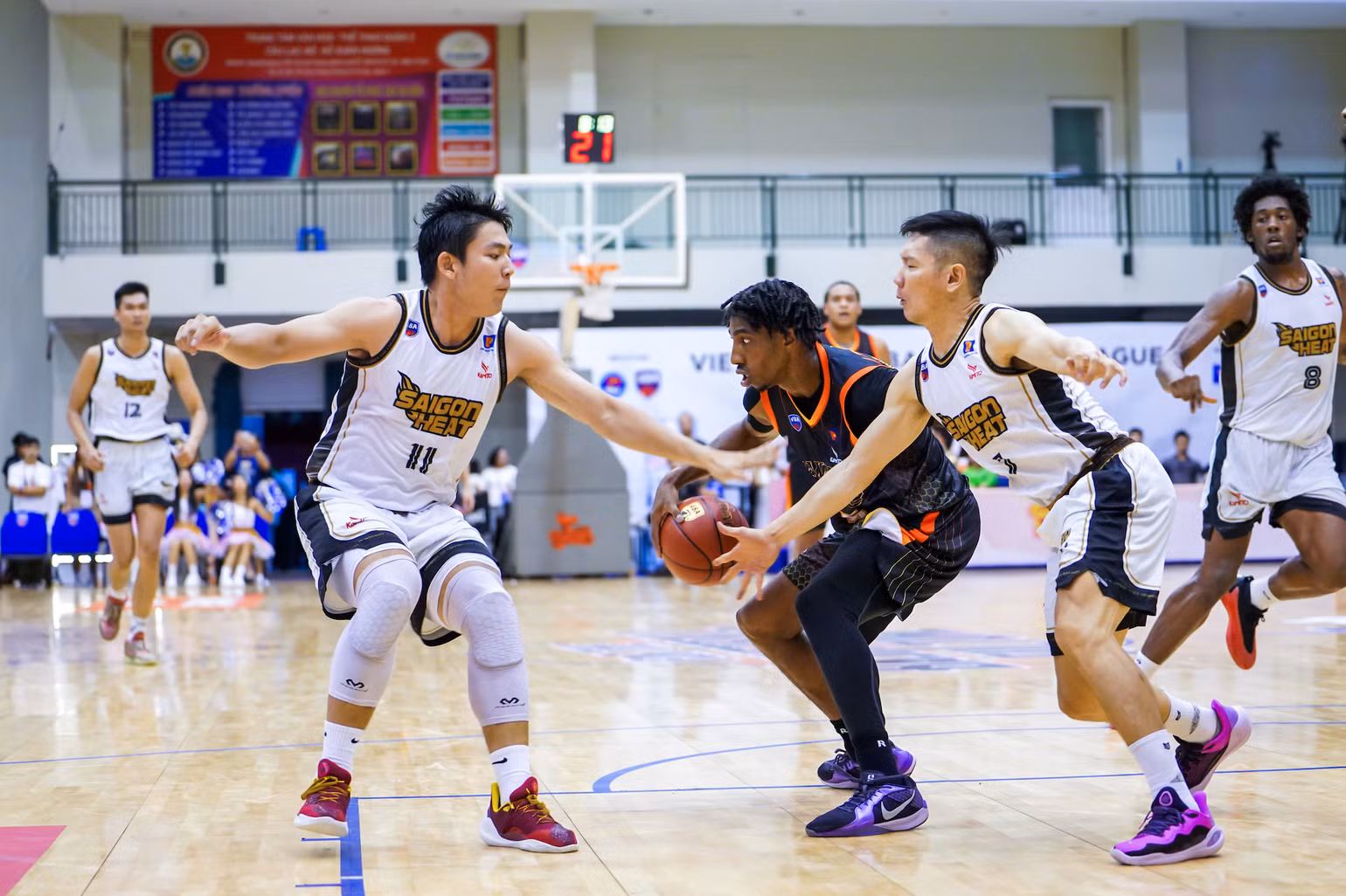 Marquis Davison giữa vòng vây các cầu thủ Saigon Heat. (Ảnh: VBA)