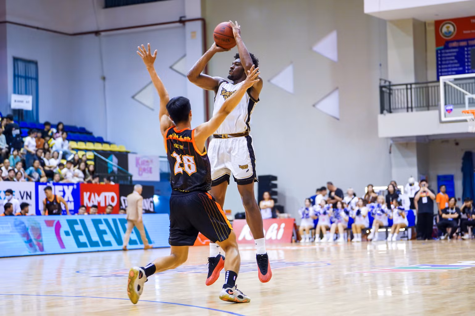 Saigon Heat tiêu tốn nhiều pha dứt điểm ở vạch ba điểm nhưng không hiệu quả. (Ảnh: VBA)