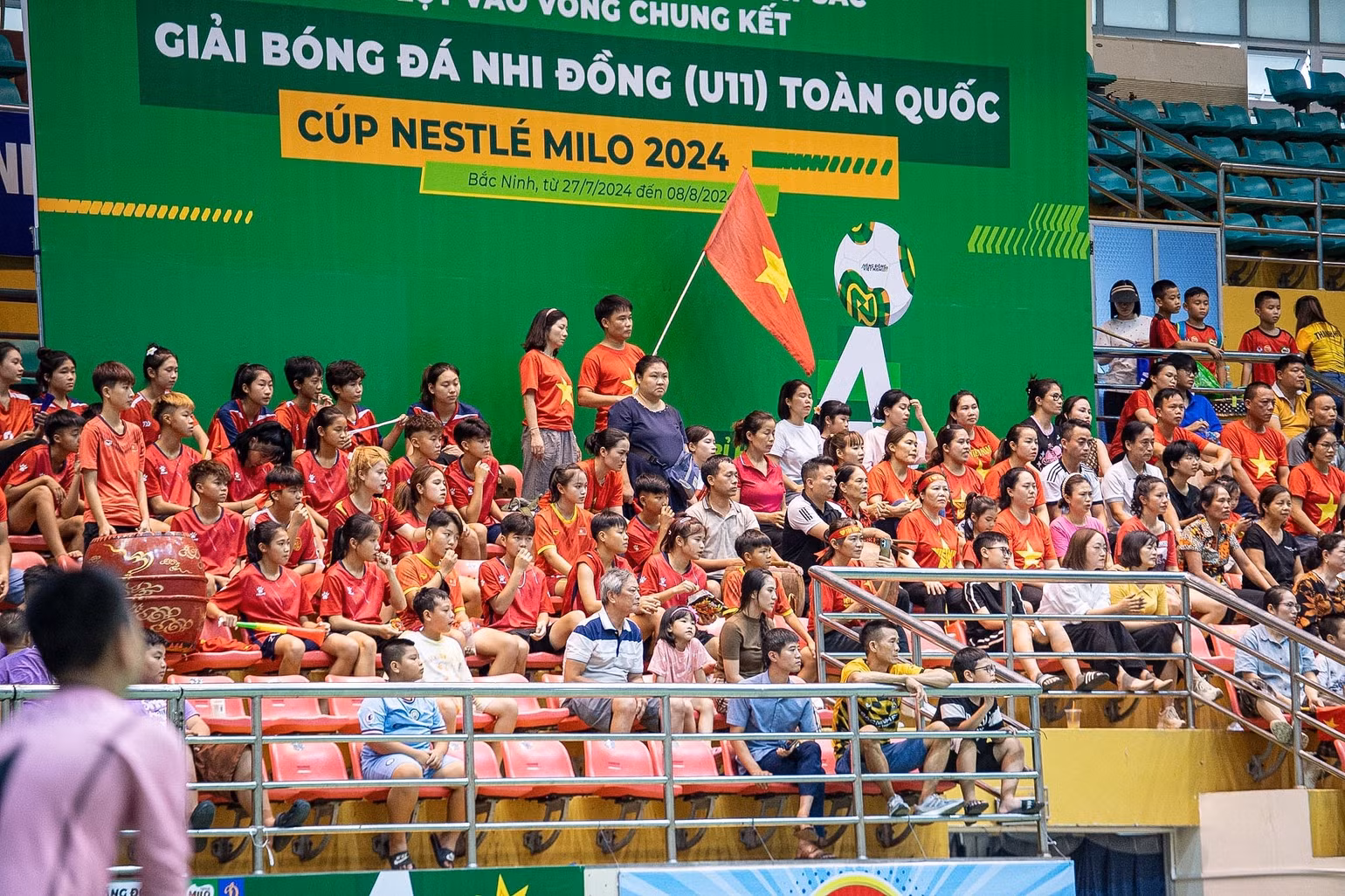 Người hâm mộ cổ vũ nhiệt tình cho các cầu thủ nhí tại Nhà thi đấu đa năng tỉnh Bắc Ninh.
