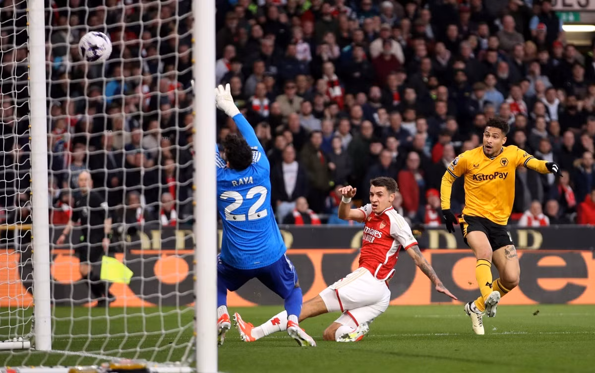 Arsenal suýt bị Wolves trừng phạt vì sai lầm của Kiwior (giữa). (Ảnh: Just Arsenal) Arsenal suýt bị Wolves trừng phạt vì sai lầm của Kiwior (giữa). (Ảnh: Just Arsenal)