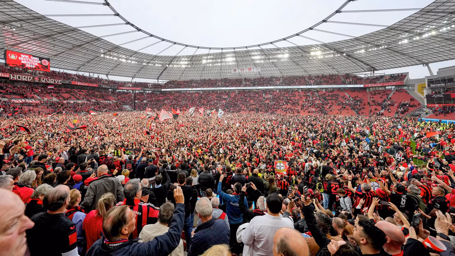Cổ động viên Bayer Leverkusen tràn xuống sân vận động Bay Arena ăn mừng chức vô địch sau trận đấu. (Ảnh: Getty)