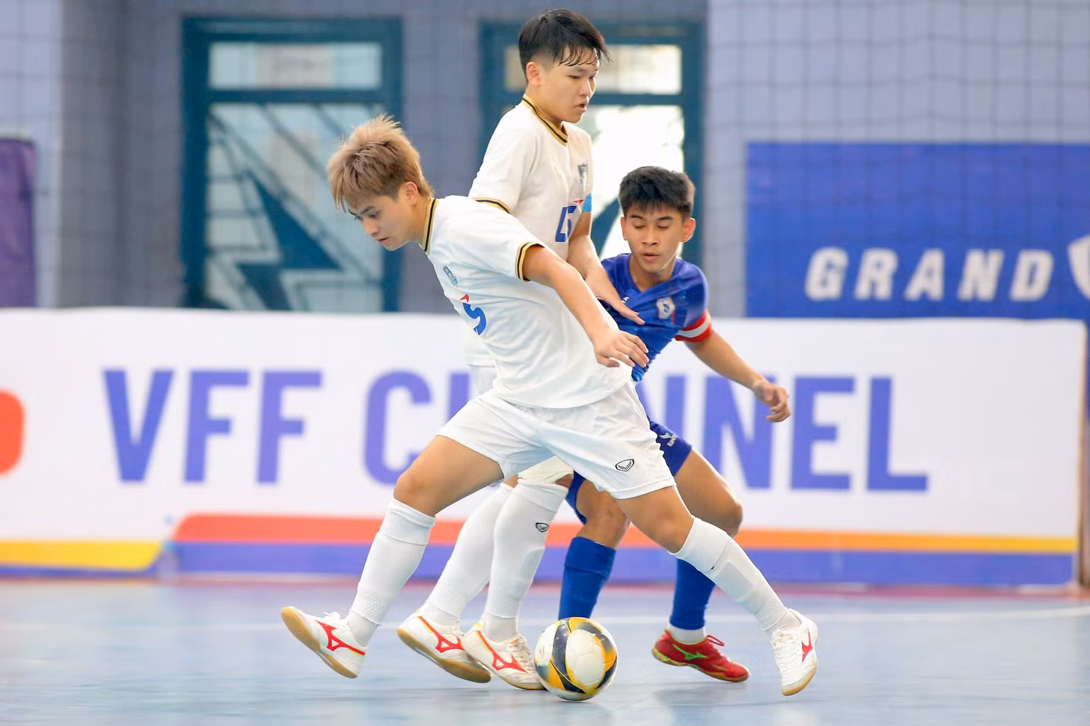 U20 Thái Sơn Bắc (trắng) dẫn đầu bảng B và sẽ đối đầu với U20 Thái Sơn Nam ở bán kết. U20 Thái Sơn Bắc (trắng) dẫn đầu bảng B và sẽ đối đầu với U20 Thái Sơn Nam ở bán kết.