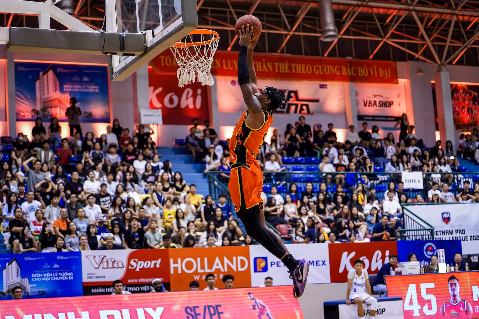 Marquis Davison úp rổ ghi điểm cho Danang Dragons. (Ảnh: VBA) Marquis Davison úp rổ ghi điểm cho Danang Dragons. (Ảnh: VBA)