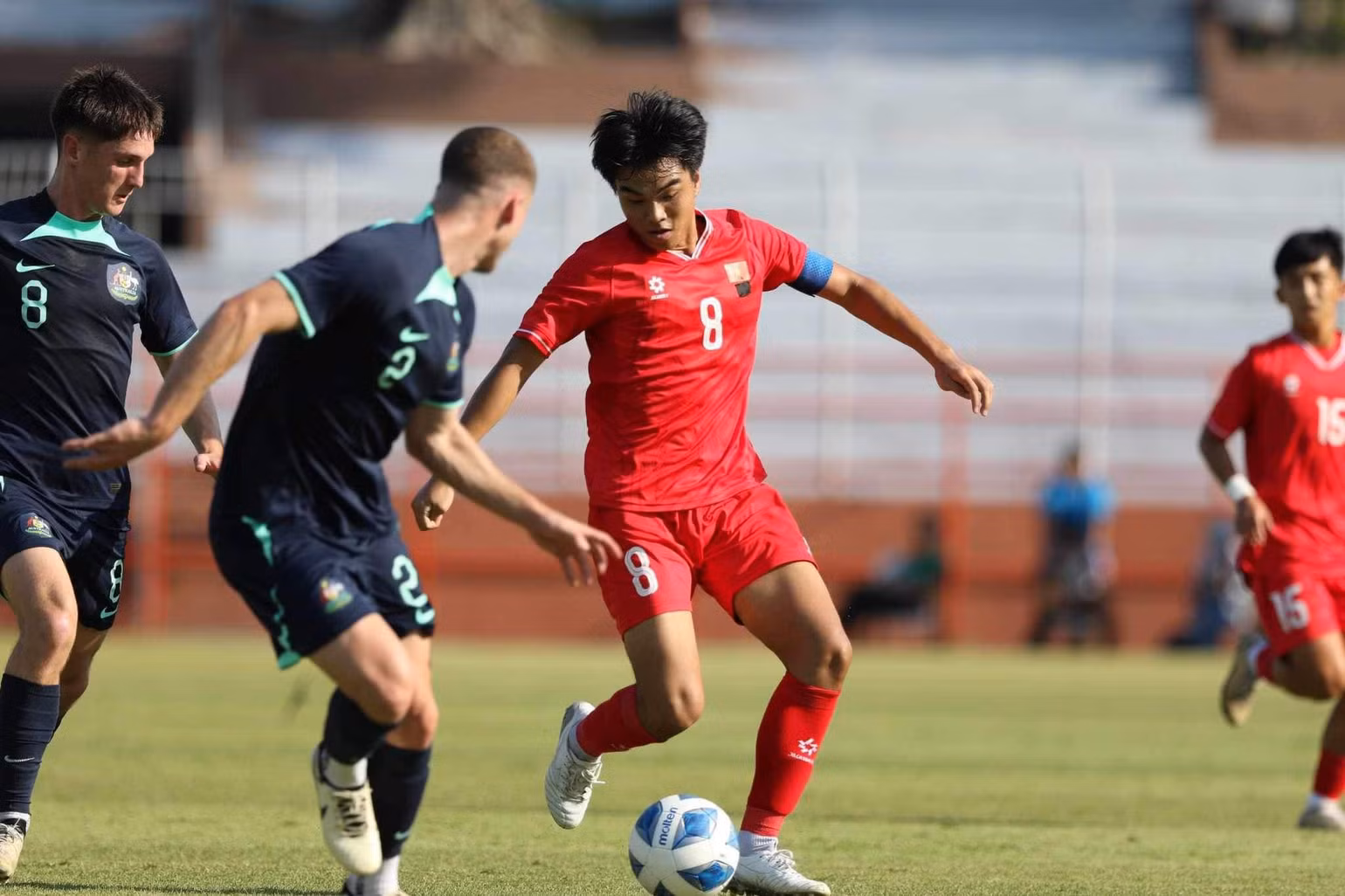Công Phương (8) mang về quả phạt đền 11m cho U19 Việt Nam. (Ảnh: VFF) Công Phương (8) mang về quả phạt đền 11m cho U19 Việt Nam. (Ảnh: VFF)