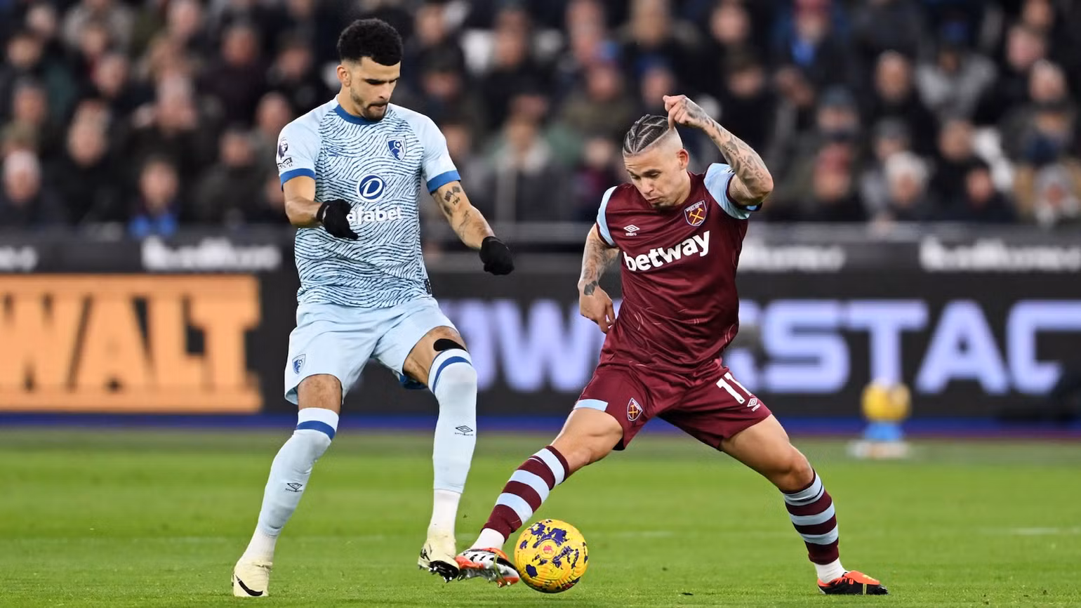 Phillips ra mắt West Ham trong trận đấu với Bournemouth. (Ảnh: Reuters)